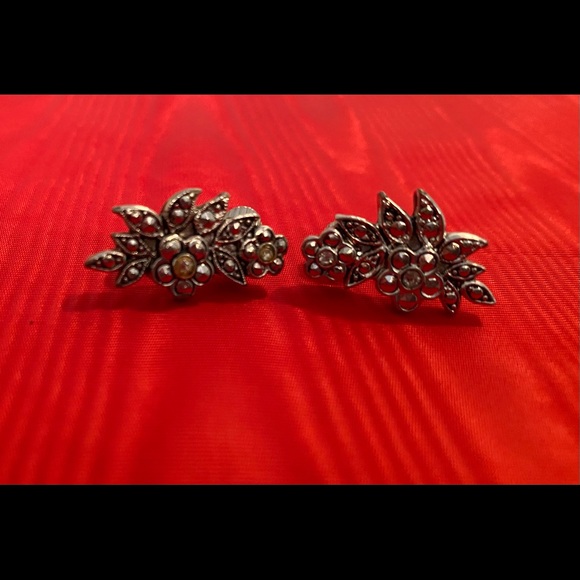 Jewelry - Vintage leaf shaped clip on earrings